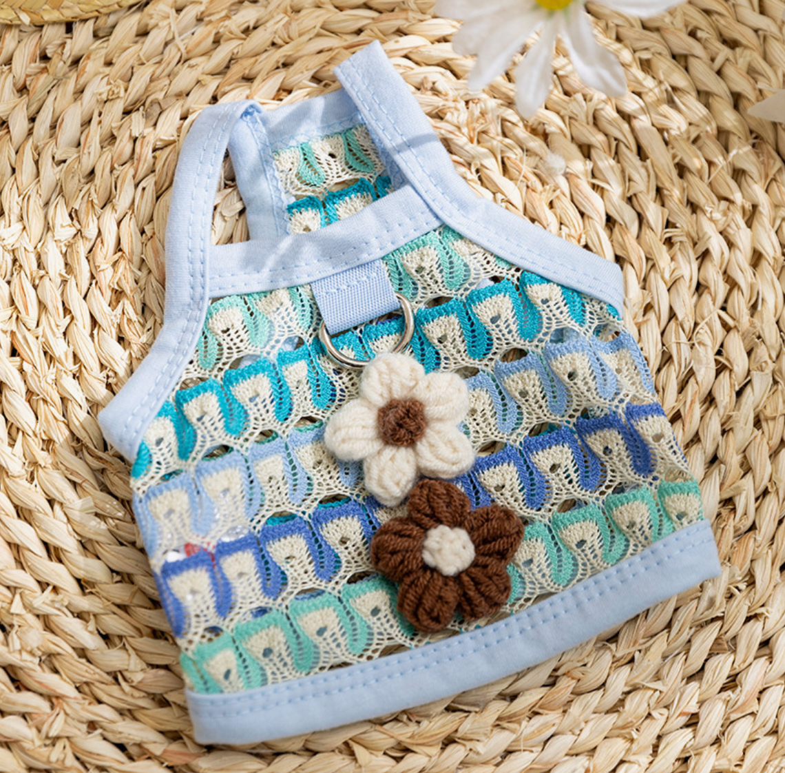 Knit sweater, floral sleeveless top, soft and stretchy fabric. The wind blows gently as I walk along, my two feet feeling light.